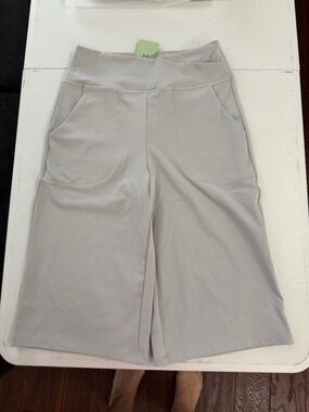 G4Free women’s US size 4/6, small, gray athletic Capri NWT